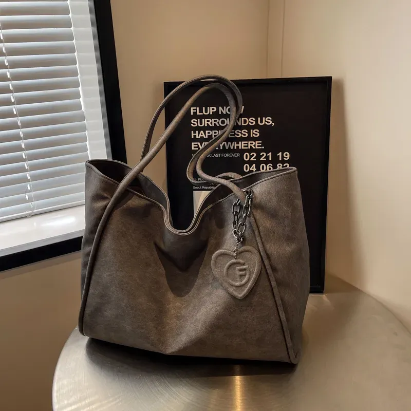 Women Retro Large-Capacity Heart-Shaped Pendant Shoulder Tote Bag