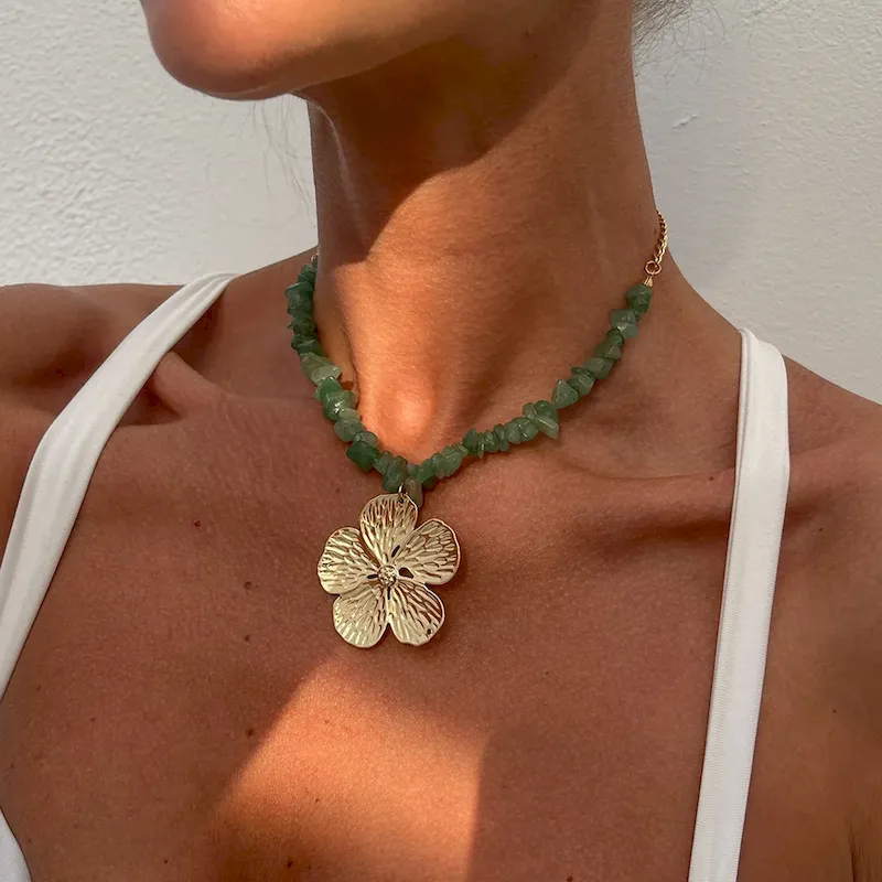 Wholesale Women Fashion retro Irregular Stone Floral Pendant Necklace